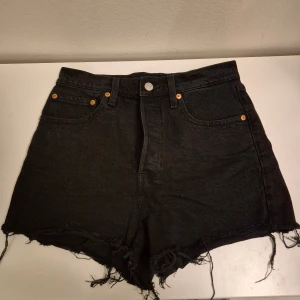 Svarta Levi's Ribcage jeansshorts - Svarta jeansshorts från Levi's Ribcage med hög midja. Sparsamt använda och i väldigt fint skick. Storlek 27