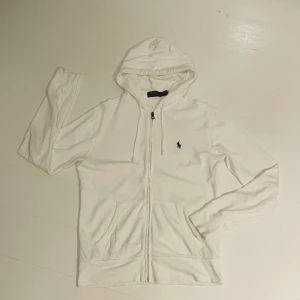 Ralph lauren zip hoodie  - Ralph lauren zip - vit - suveränt skick! - stl XS men passar även S - mycket fet och skön tröja som passar till de mesta! - hör av er vid fler frågor! - nypris 1899kr+🙌