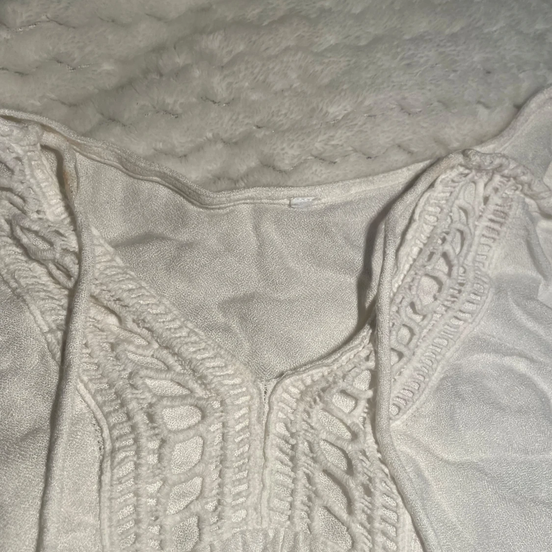 Vit blus med spetsdetaljer - 1