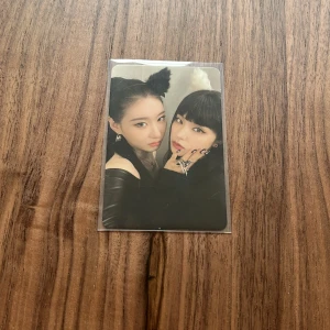 Itzy photocard - Ett itzy photocard på Chaeryeong och Yeji från Cheshire era. Jag samlar inte på kpop kort längre så säljer massor! Gå in på min profil för att se fler:) 