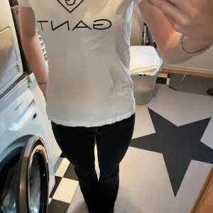 Vit GANT t-shirt med logga - Vit t-shirt från GANT med klassisk svart logga framtill, super fint skick💞