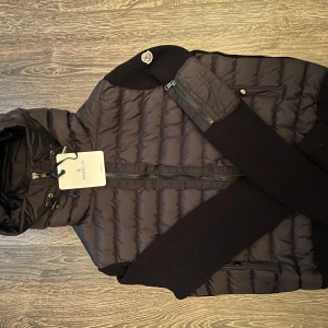 Svart pufferjacka från Moncler - Helt ny Moncler Cardigan. NFC fungerar. Pris kan diskuteras. Den är storlek L men passar även som M