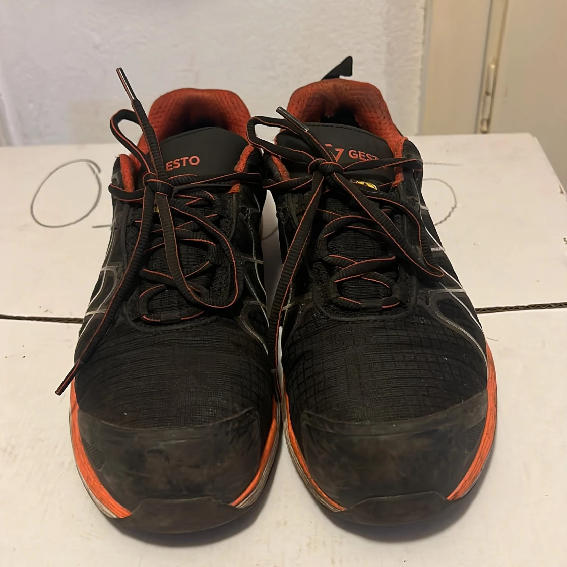 Svarta och orange sneakers från Gesto - 1