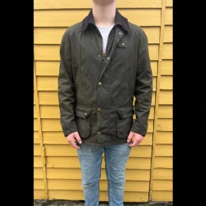 Barbour jacka  - Väldigt snygg jacka från Barbour som är perfekt till hösten👍jackan är i STORLEK S och modellen är 176 lång och väger ungefär 70kg 