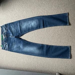 Handpicked jeans [HELT NYA] - Tjena, säljer dessa helt nya jeansen ifrån märket handpicked, storleken är Waist 31 . modellen heter orvieto som är slim och sitter väldigt bra på mig som är ungefär 185 cm. Nypris runt 3000 mitt pris 1699