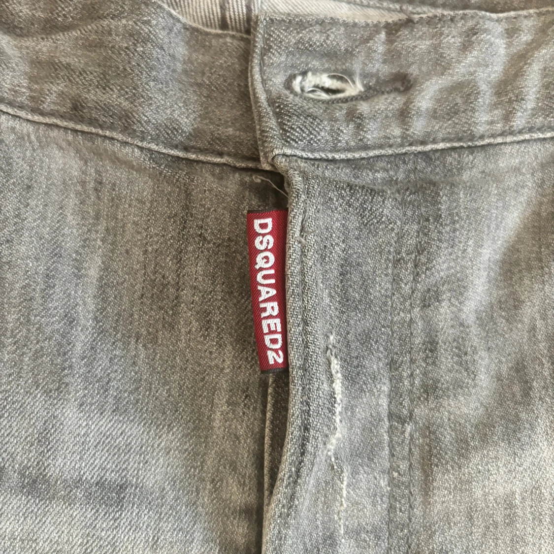 Grå slitna jeans från Dsquared2 Strl.38 - 1