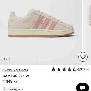HELT NYA Adidas Campus 00s  - HELT NYA, nypris är 1449. Snygga Adidas Campus 00s sneakers i beige mocka med klassiska rosa ränder på sidorna. Skorna har platt sula, rund tå och snörning. Perfekta för dig som gillar retrovibbar och vill ha en stilren sneaker med en twist.
