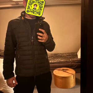 Parajumper Ugo  - Säljer nu min parajumper ugo jacka då jag har köpt ny vårjacka. Köpt på johnells för 4500kr. Perfekt jacka nu inför våren. Vid frågor är de bara skriva🤩