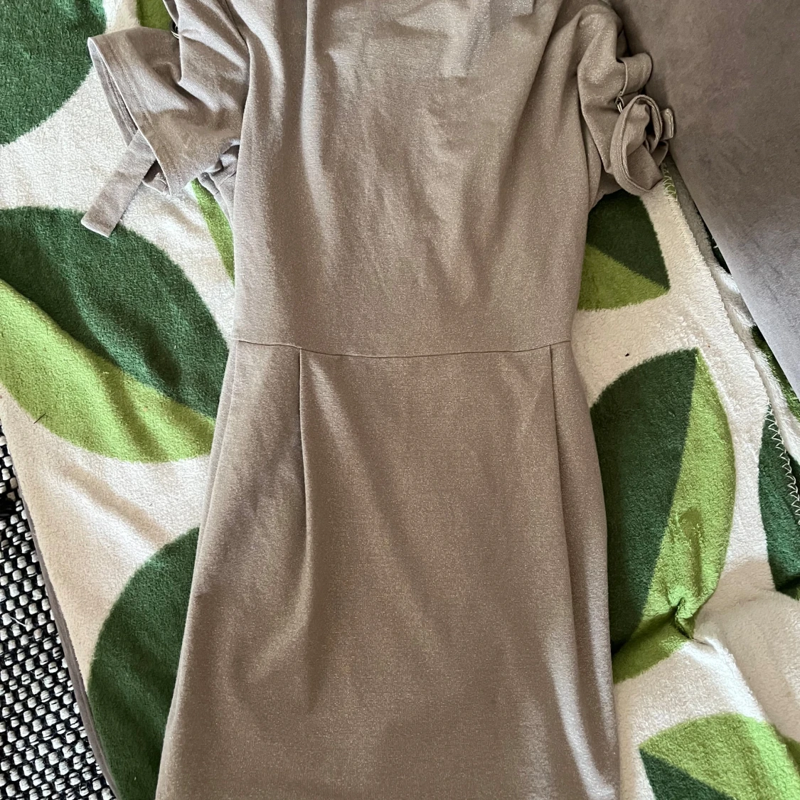 Glittrig kortklänning från Riley