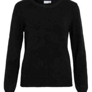 Svart stickad tröja från Vila - Svart stickad tröja från vila, helt oanvänd endast testad, materialet är perfekt och är precis som nytt! Finns inga tecken på användning eller nått sånt och den är som ny! 