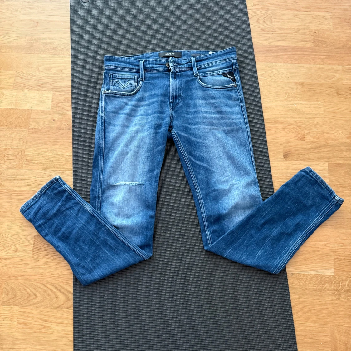 Blå Replay anbass jeans med slitningar  - 1