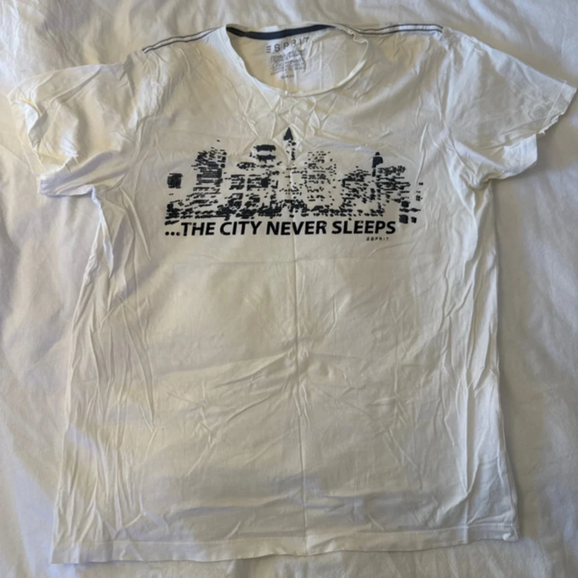 Vit t-shirt Esprit med city-tryck