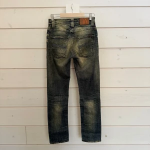 Nudie Jeans Grim Tim, unika - Nudie jeans (Grim Tim) | Storlek: W28 L~28, upsydda till L28 ish. | Skick: 9,5/10 | Riktigt unikt par | Hör gärna av er vid frågor och funderingar! Pris går att diskutera vid smidig affär🤗