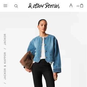 Söker  - Söker denna jeansjacka från &other stories i storlek xs skriv gärna om ni är intresserad av att sälja💞