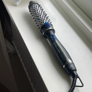 Björn Axén Tools varmluftsborste - En svart och silver varmluftsborste från Björn Axén Tools med blå detaljer. Borsten har keramisk yta och täta svarta borststrån, perfekt för att styla och ge volym till håret. Utrustad med sladd och tvåstegsknapp på handtaget. Nypris: 799 kr! 30 MM 😍🫶🏼Mycket fint skick!! 