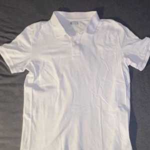 Vit pikétröja från Cubus, storlek S - Produkt: Vit pikétröja från Cubus Storlek: S Nypris: 300 kr Skick: Mycket bra skick (använd få gånger) Färg: Vit Material: bomull  Stil: Stilren / Klassisk / Casual Perfekt för: Vardagsbruk, jobb, festligare tillfällen, sommaroutfits  Beskrivning: Vit piké från Cubus med stilren design, köpt för 300 kr för ett år sedan. Mycket lite använd och i utmärkt skick. Lätt att matcha med både jeans och chinos – perfekt för både avslappnade och mer uppklädda tillfällen. Bekvämt material och hög kvalitet. 