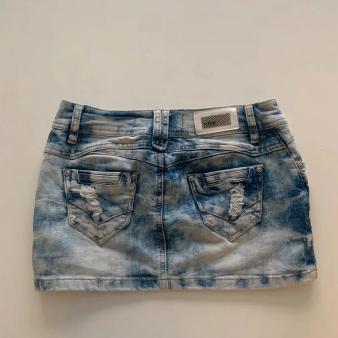 Blå jeanskjol med slitna detaljer - 1