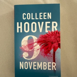 9 November - En bok med en modern och färgstark omslagsdesign, perfekt för unga vuxna. Titeln och den dramatiska blomman väcker nyfikenhet och känsla. Passar dig som gillar starka berättelser och känslor.