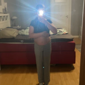 Grå mjukisbyxor från Gina Tricot - Superbekväma grå mjukisbyxor från Gina Tricot i storlek 134/140. Byxorna har bred resår i midjan med snörning och är tillverkade i mjukt material. De har en loose och wide passform som ger en chill vibe. Perfekta för att hänga hemma eller chilla med kompisar.