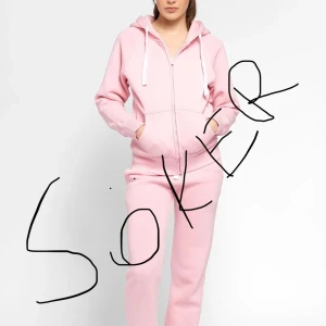 russemerch set - söker någon som vill säljer sitt russemerch set för en billigare peng, kanske runt 300kr, men kom själv med förslag. söker någon av dessa färgerna både byxorna och tröjan i storlek xxs🩷