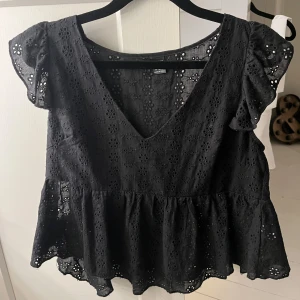 Svart blus med broderade blommor - Super söt topp från shein som inte kommit till användning.