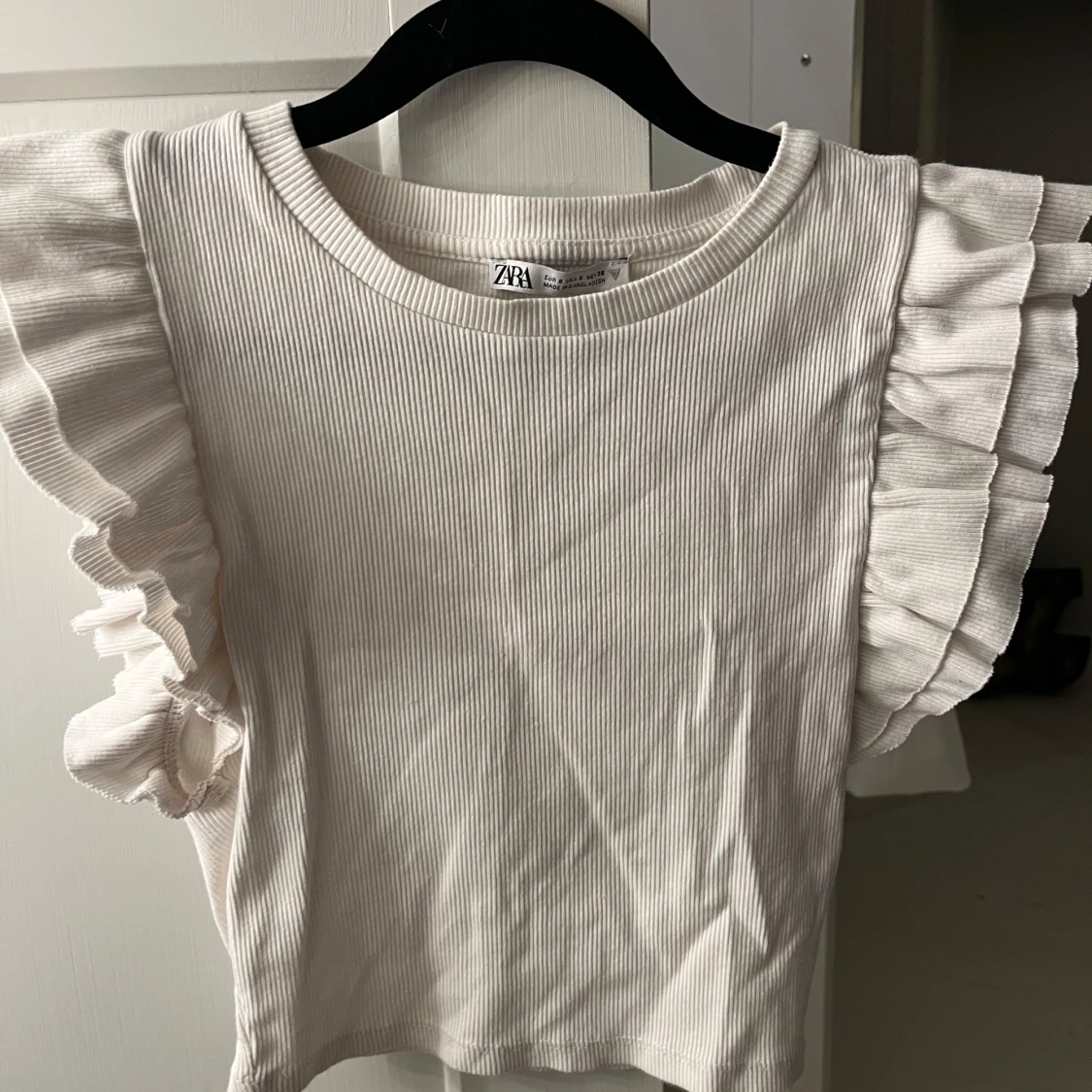 Vit ribbad topp med volangärmar Zara