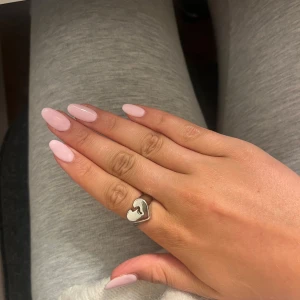 krossad hjärt ring - super söt ring som tyvärr inte kommer till användning längre