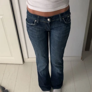 Victoria Beckham jeans - Säljer min mörkblå jeans från Victoria Beckham med låg midja och snygga guldbroderade kronor. Säljer då de tyvärr är förstora 💗
