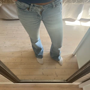Ljusblå bootcut jeans Freesoul - Säljer ett par ljusblå jeans från Freesoul. De är köpta second hand och köptes med lagningen på bakfickan. Lagningen syns inte på utsidan av jeansen. Köptes för 500kr, pris kan diskuteras. Midjemått rakt över: 36cm Innerbenslängd: 78cm