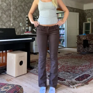 Bruna bootcut jeans  - Superfina knappt använda jeans med låg midja, bootcut modell och superfin brun färg.