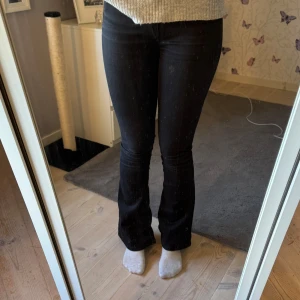 Svarta bootcut jeans med hög midja - Säljer ett par svarta jeans med bootcut och hög midja. Sitter tajt över låren och släpper ut vid vaden för en snygg siluett. Jag är lite längre, ungefär 171 cm o då sitter de perfekt i längden på mig. De kan eventuellt bli lite för långa på en kortare person🫣🩷