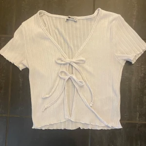 vit knyttopp - säljer denna jättefina knyttopp från FBsister! toppen är köpt på loppis och är använd endast 1 gång av mig, men har en liten skada (se bild 4) men annars är den i bra skick!!