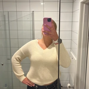 Beige stickad tröja v-ringad  - Säljer en beige stickad tröja från Jacqueline de Yong i storlek L. Tröjan har v-ringad hals, långärmade ärmar och en grovstickad struktur som ger en chill och mysig vibe. Perfekt att slänga på sig när det är lite kyligt ute. Jätte skön! Använd fåtal gånger!