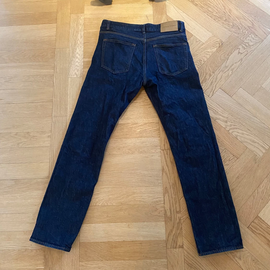 Mörkblå jeans från Tiger of Sweden - 1