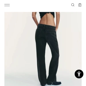 Svarta raka jeans med låg midja - Snygga svarta jeans med tvättad look och raka, vida ben. Låg midja för en avslappnad vibe. Klassisk femficksmodell i mjuk bomullsdenim. Perfekta till sneakers eller boots för en cool streetstil.