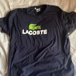 Mörkblå Lacoste t-shirt med logga - Lacoste T-shirt 