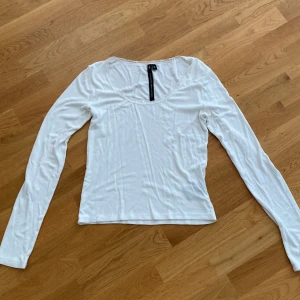 Vit långärmad topp med spets från lager 157 - Supersöt vit långärmad topp från 157 med rund halsringning och fina spetsdetaljer längs kanten. Tunt, ribbat material som känns mjukt mot huden. Använd ett fåtal gånger. Du står för frakten, vid mer info skriv
