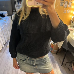 Stickad polotröja från Monki - Mysig svart stickad polotröja från Monki i grov ribbstickning. På tröjan står det storlek XS men skulle snarare säga att det är en S/M🌸