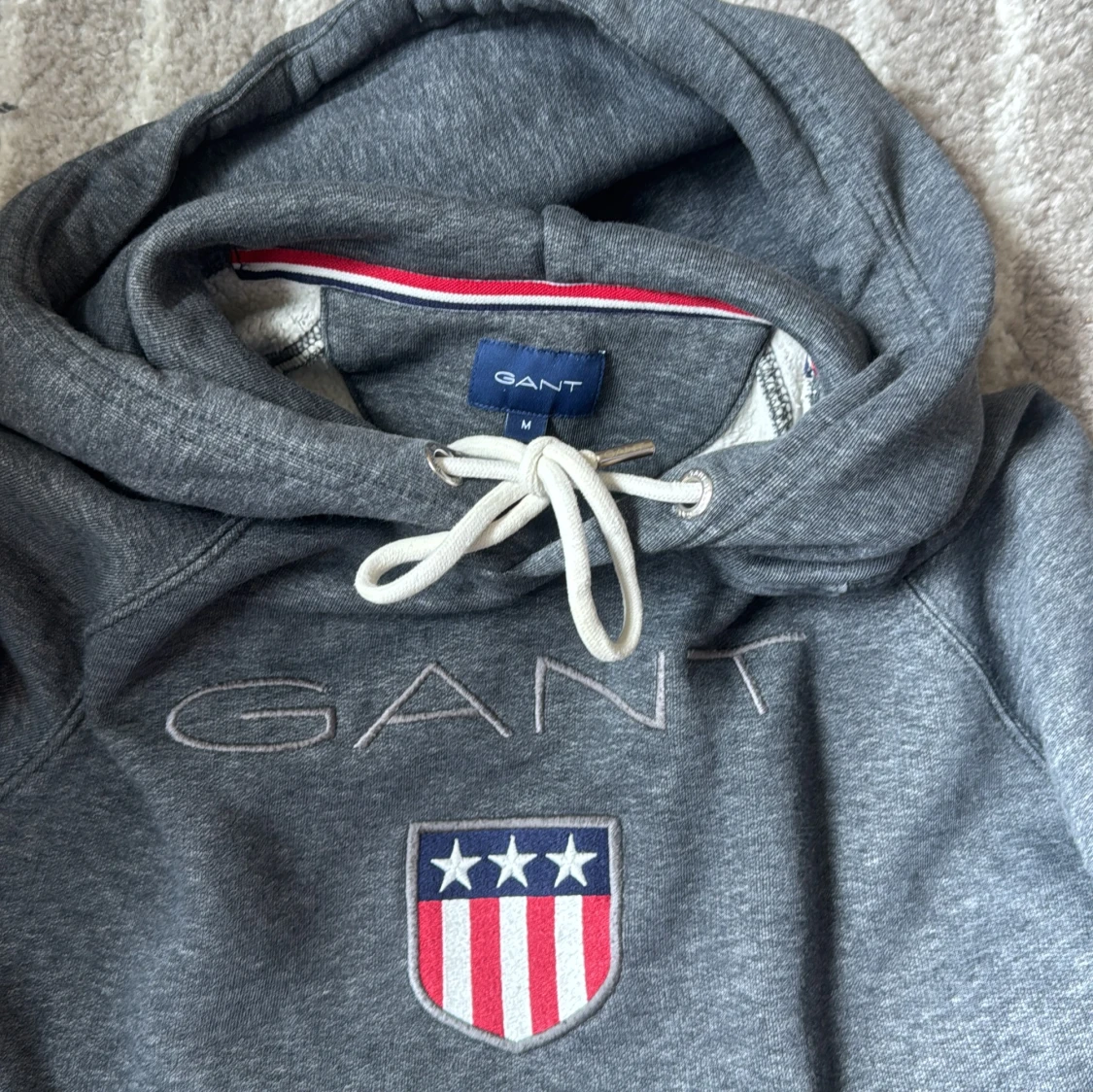 Grå hoodie från GANT med brodyr - 1