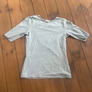 Filippa K T-shirt  - Tröjan är använd men har inga defekter💕 Skriv för frågor!