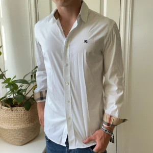 Vit burberry skjorta  - Inga defekter förutom att storleks lappen är av klippt. Den upplevs som en M/L och jag är 180,75 kg. Kom med frågor! 