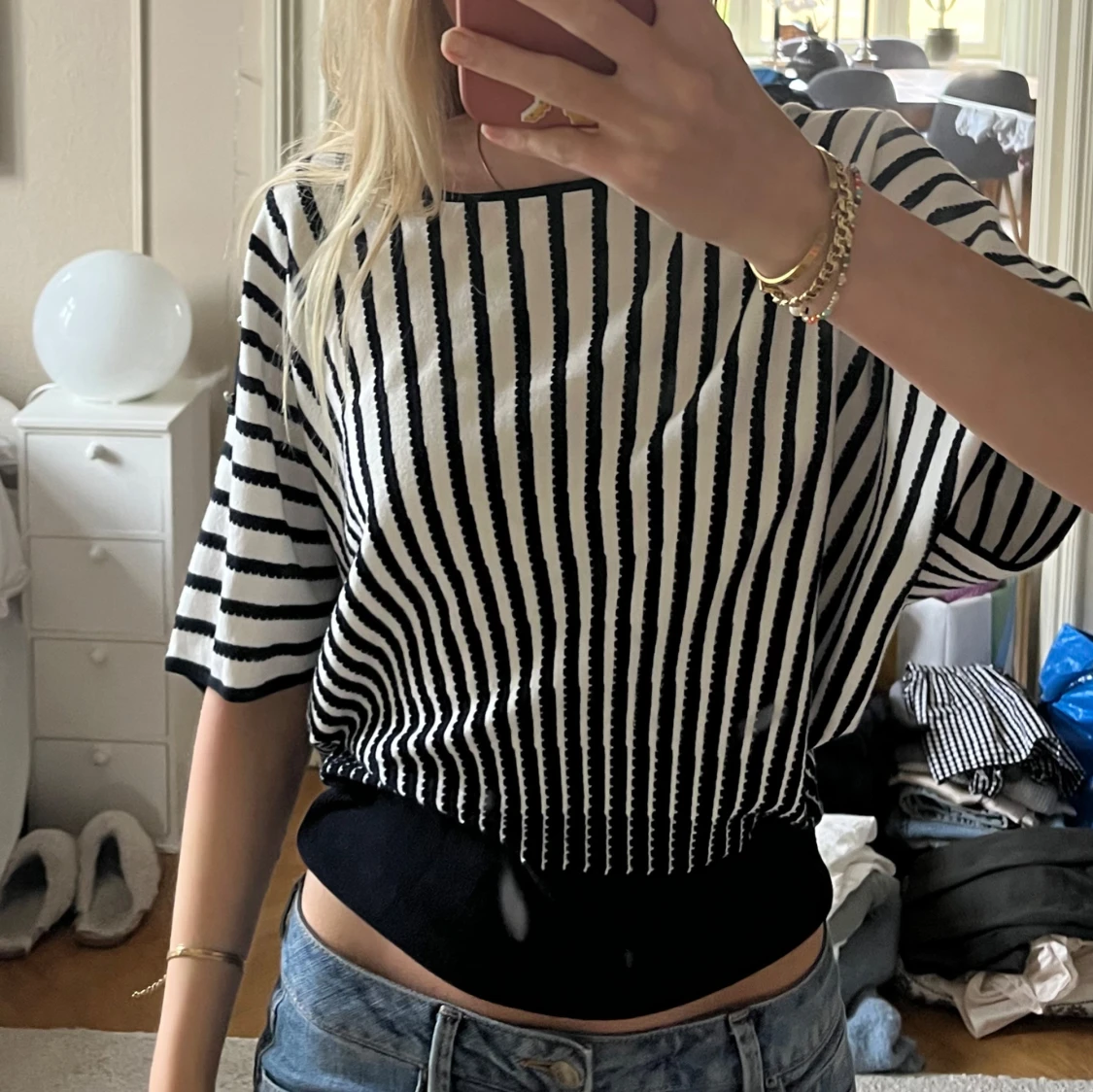 Randig vit och svart stickad tröja - 2