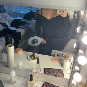 Långärmad body - Säljer denna snygga bodyn som är i fint skick. Skulle säga att storleken passar M men hade kunnat passa S💕