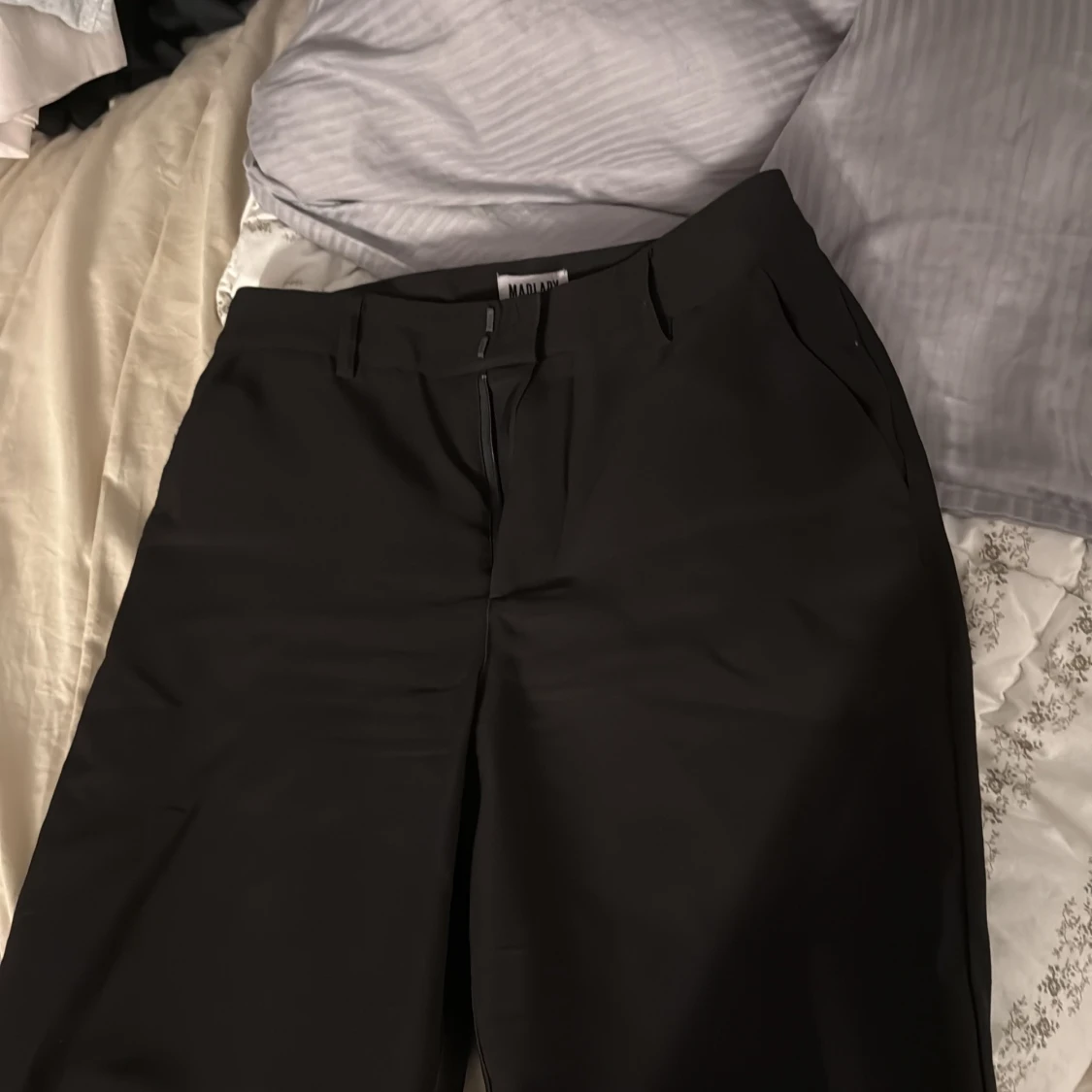 Högmidjade kostymbyxor från Madlady