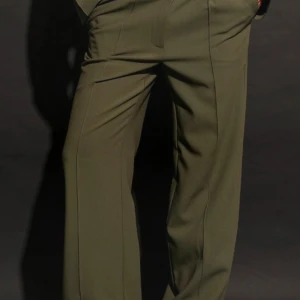 Hanna x na-kd - Gröna kostymbyxor från Hanna x nakd i stolek 32.