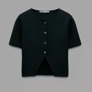 SÖKER!! Svart kortärmad blus från Zara - Söker denna topp från zara i strl S från vinterkollektionen 2024. Är endast intresserad av denna färg och storlek S :) 