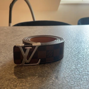 Brunt L.V bälte - 110