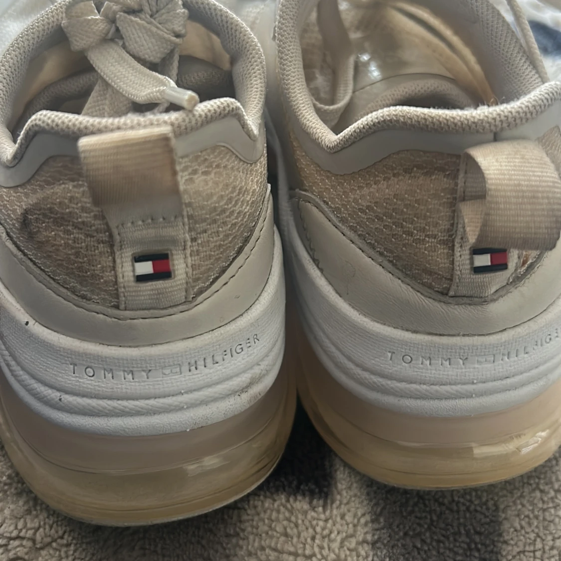 Beige sneakers från Tommy Hilfiger - 1