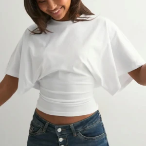 Round Neck Wide Sleeve Tee - En jätte fin tröja från Nelly som är väldigt populär. Tröjan säljs då den inte kommer till användning och har används 1 gång.