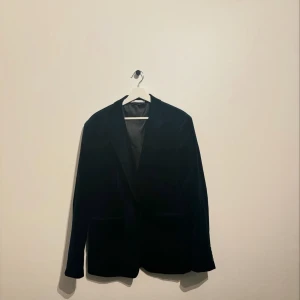 Blå sammetskavaj från ZARA - Som titeln lyder är detta en blå sammetskavaj från ZARA. Den är aldrig använd, enbart prislappen som inte finns kvar. Nypris runt 1000 kr. 